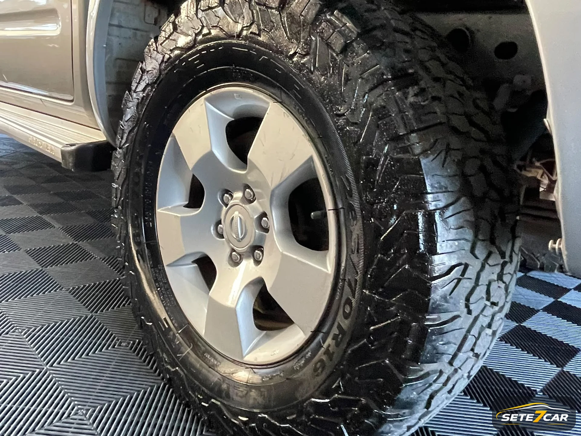 Nissan FRONTIER TURBO 2014 prata — foto