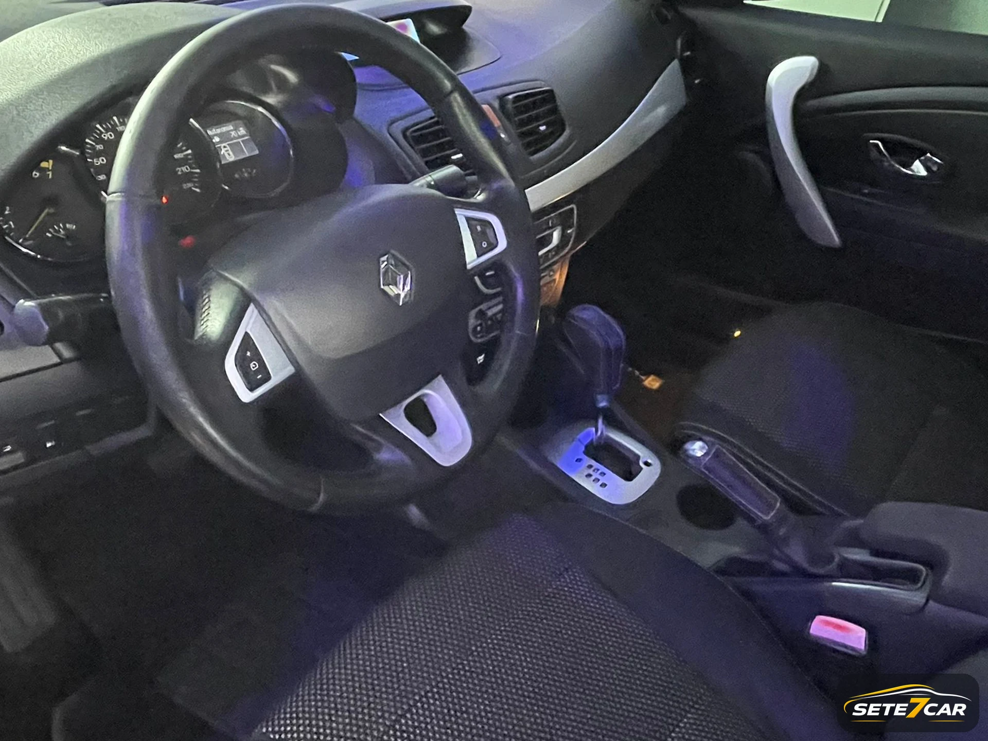 Renault FLUENCE DYNAMIQUE 2013 prata — foto