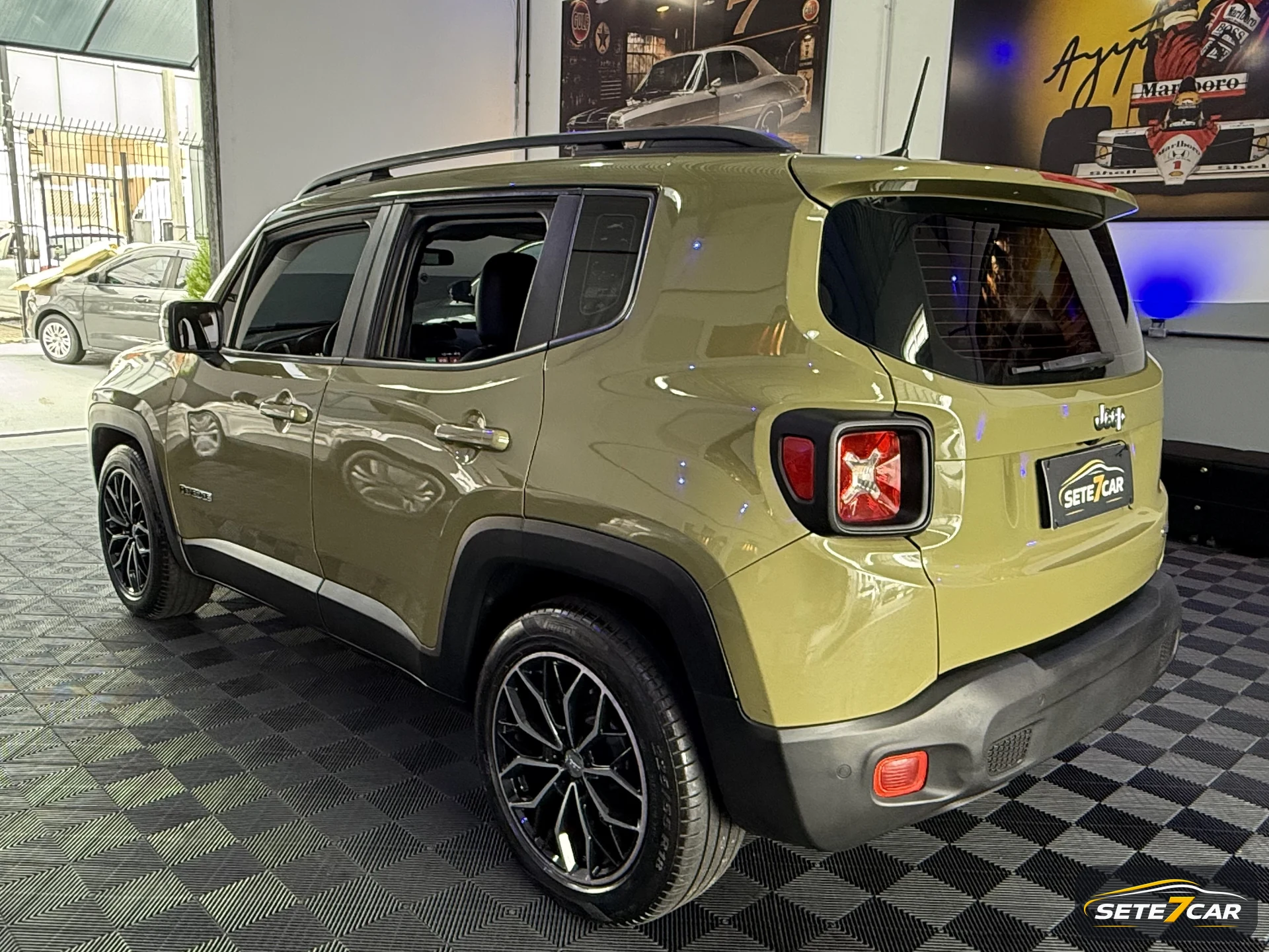Jeep Renegade Longitude 2016 verde — foto