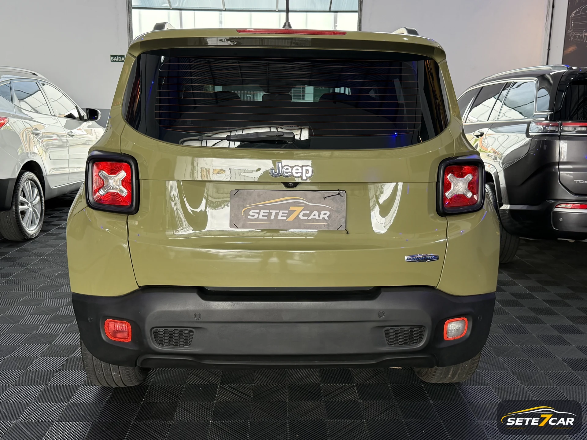 Jeep Renegade Longitude 2016 verde — foto