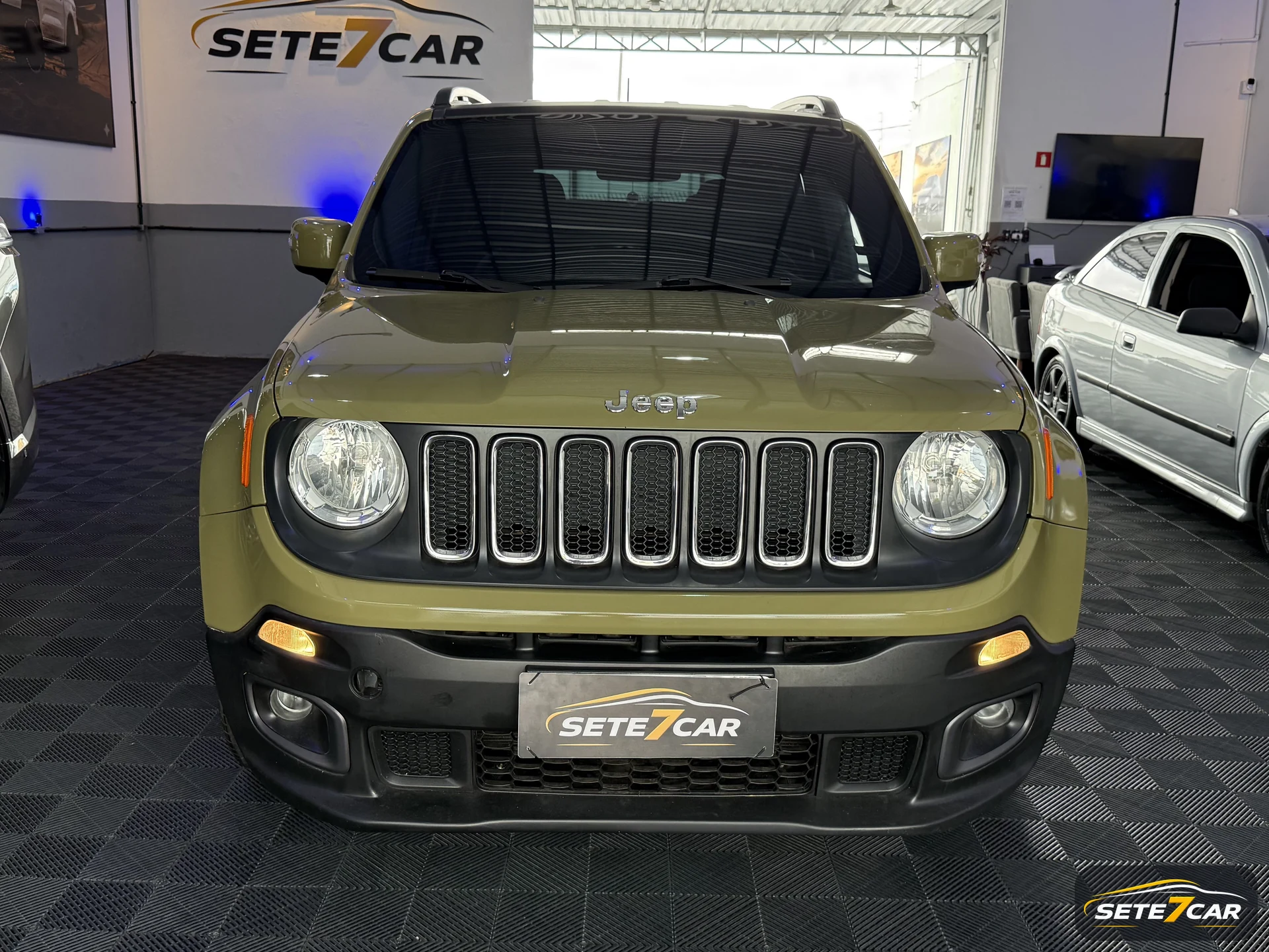 Jeep Renegade Longitude 2016 verde — foto