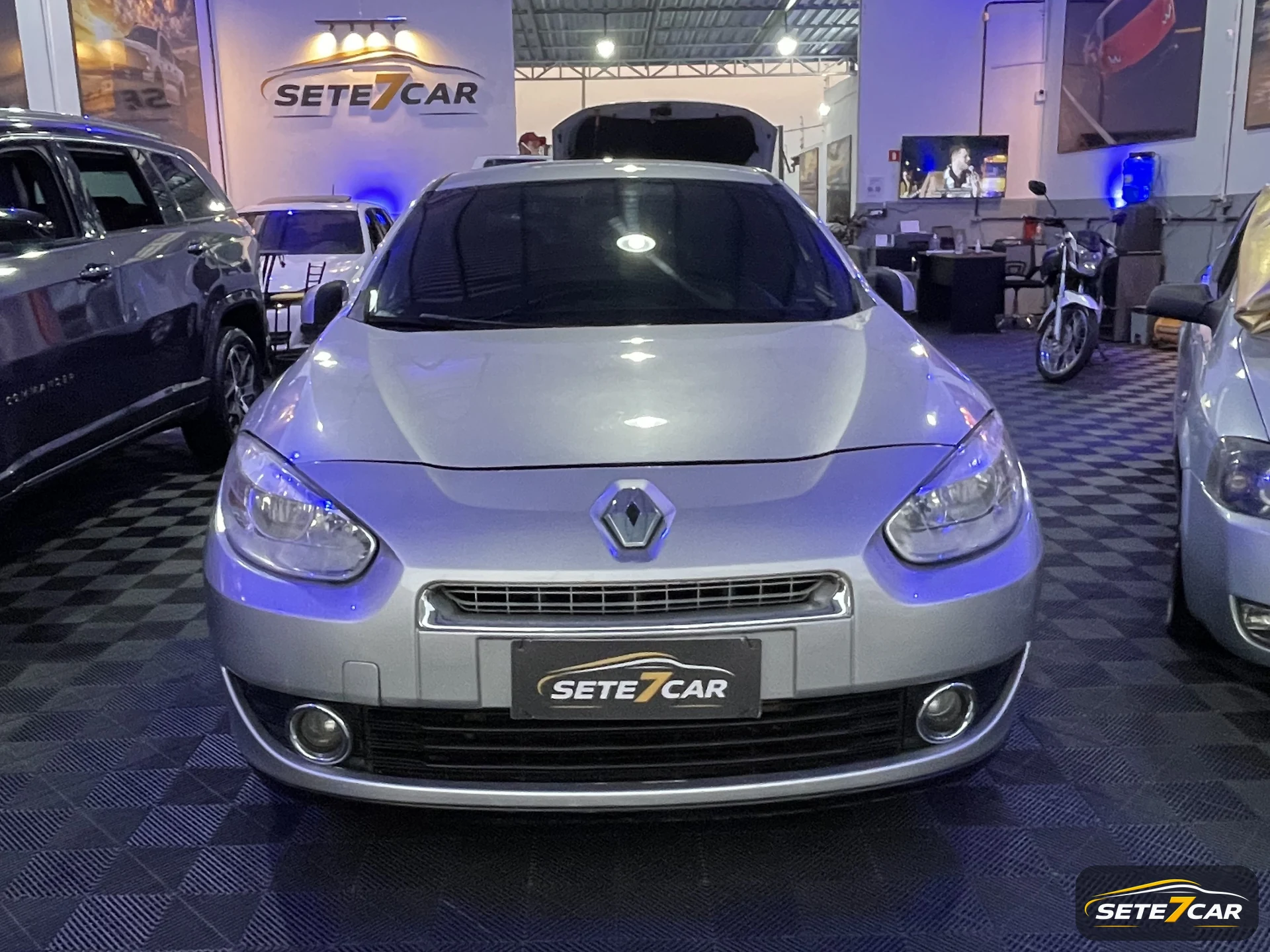 Renault FLUENCE Privilège 2011 prata — foto