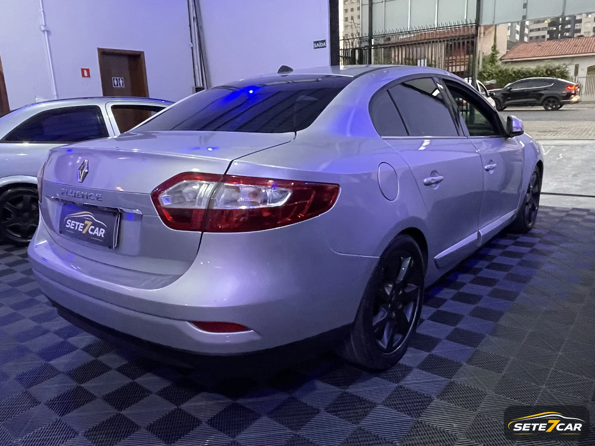 Renault FLUENCE Privilège 2011 prata — foto