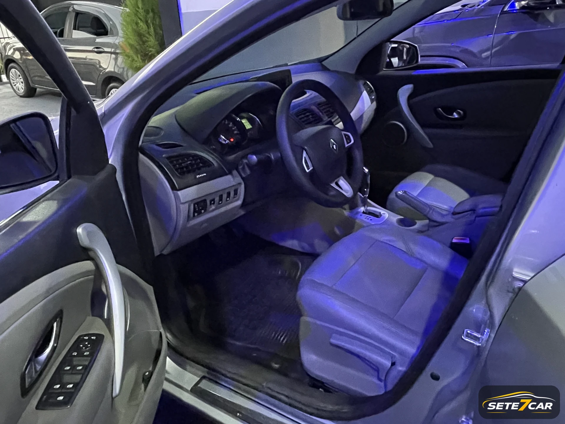 Renault FLUENCE Privilège 2011 prata — foto