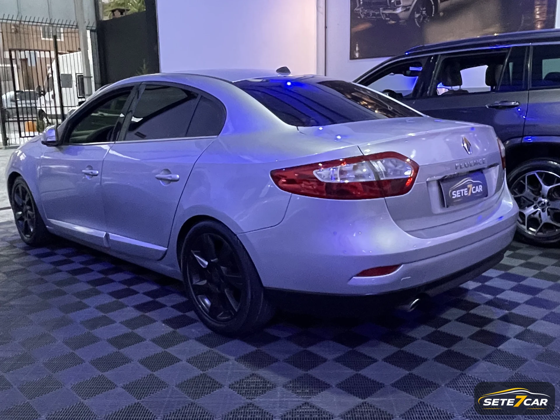 Renault FLUENCE Privilège 2011 prata — foto